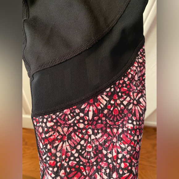 Gaiam Capri Leggings with Pink Pattern and Black mesh Size M - Picture 4 of 6